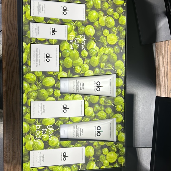 ALO GIFT OF GLOW SET (with Free iconic tote bag) - Picture 5 of 9